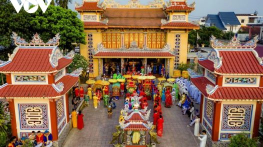 Hàng ngàn người dân và du khách đến với lễ hội Điện Huệ Nam