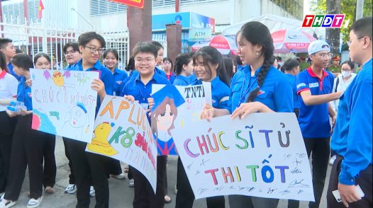Khi màu áo xanh đồng hành cùng sĩ tử