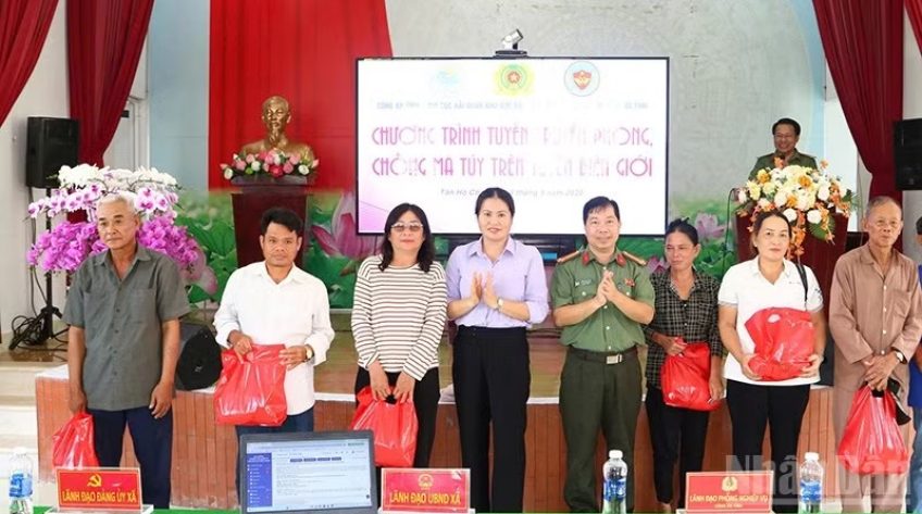 Đồng Tháp: Người dân biên giới được tặng quà, thi rung chuông vàng