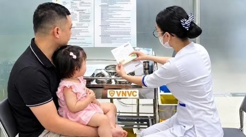 Bệnh tay chân miệng gia tăng, hơn 100.000 trẻ đã được tiêm vaccine