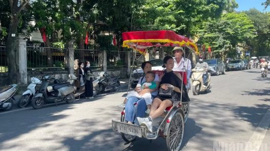 Thời tiết ngày 13/10: Bắc Bộ ngày nắng, Nam Bộ có mưa rào và dông