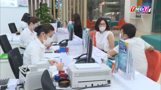 Người dân gởi tiền vào ngân hàng nhiều kỷ lục
