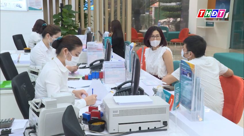 Người dân gởi tiền vào ngân hàng nhiều kỷ lục