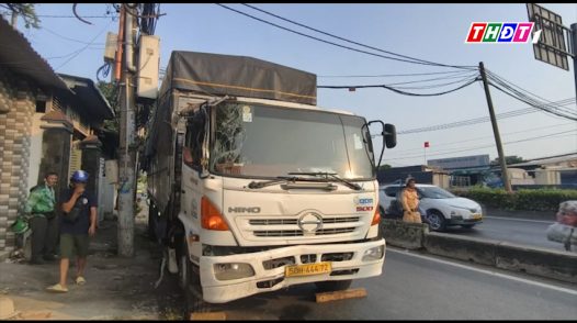 Xe tải nghi mất phanh gây tai nạn làm 2 người thương vong