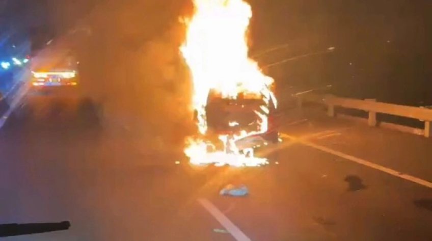 Ôtô cháy rụi, cao tốc TP HCM - Trung Lương ùn tắc 10 km