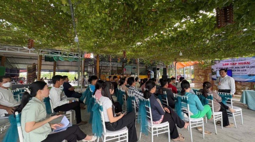 Tập huấn kỹ năng đón tiếp và ứng xử với khách du lịch