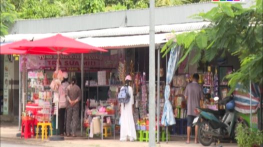 Cảnh giác với đồ ăn vặt trước cổng trường