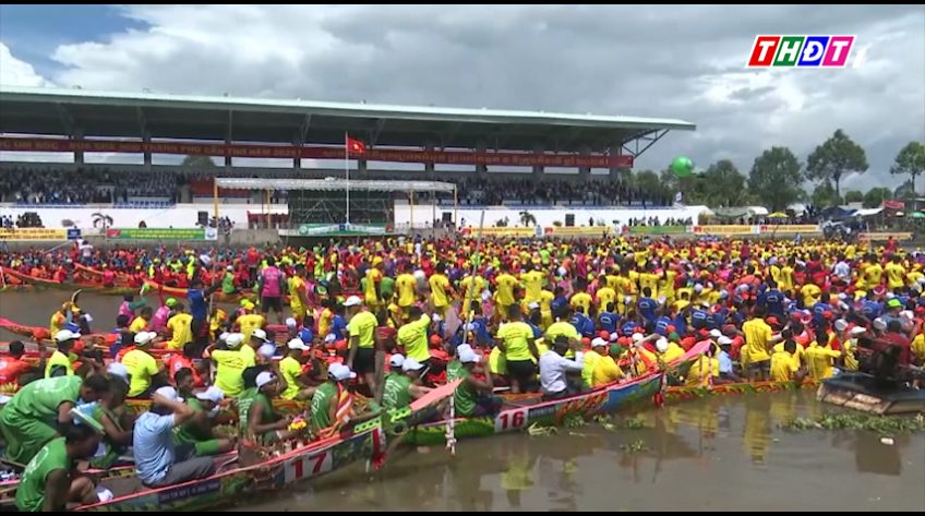 Đông đảo du khách tham gia Lễ hội Oóc Om Bóc -  Đua ghe Ngo 2025