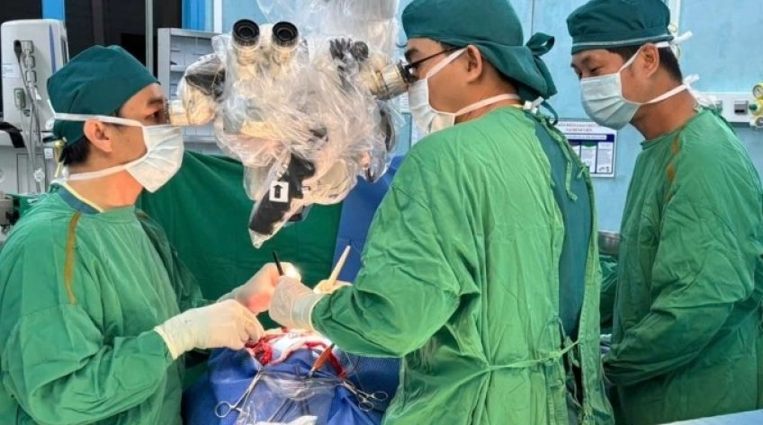 Bé 8 tuổi được nối mạch máu não ngăn đột quỵ tái phát