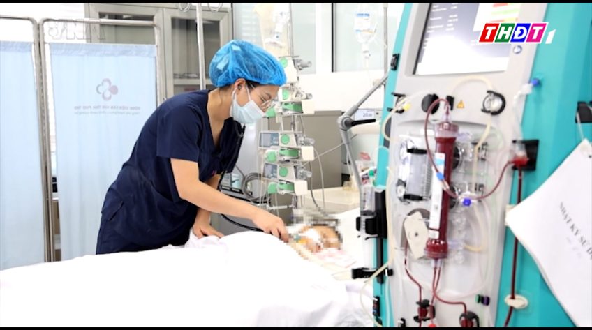 Cứu sống bé trai 15 tháng tuổi bị ong vò vẽ chích nguy kịch