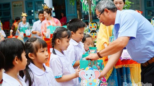 Trao 100 phần quà trung thu cho trẻ em có hoàn cảnh khó khăn