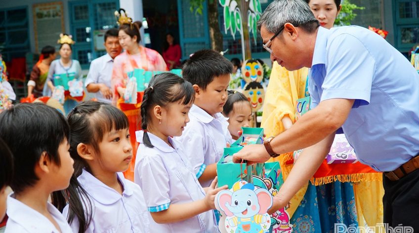 Trao 100 phần quà trung thu cho trẻ em có hoàn cảnh khó khăn