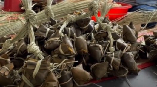 Các điểm làm bánh ú tro đỏ lửa dịp Tết Đoan Ngọ