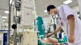 Bác sĩ gỡ 49 con ong trên đầu người phụ nữ