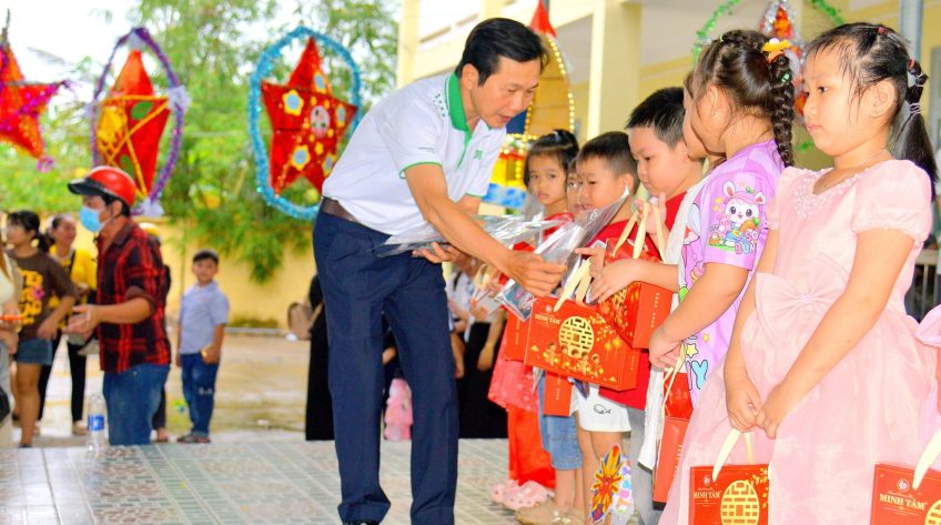 Trao 420 phần quà trung thu cho trẻ em có hoàn cảnh khó khăn tại xã Tân Phước 1