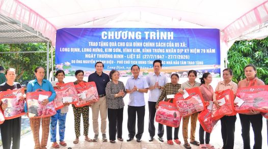 Lãnh đạo UBND tỉnh trao tặng 500 phần quà cho các gia đình chính sách