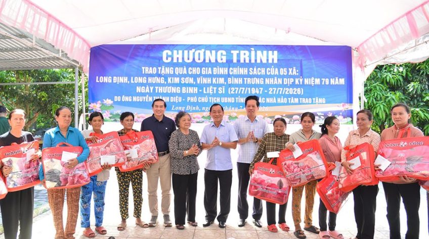 Lãnh đạo UBND tỉnh trao tặng 500 phần quà cho các gia đình chính sách