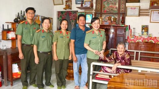 Đồng Tháp: Thăm, tặng quà Mẹ Việt Nam Anh hùng