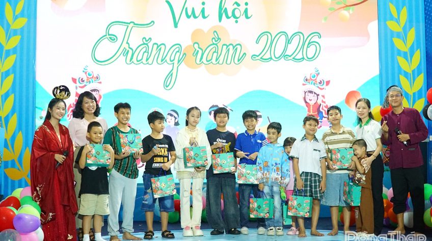 Báo và phát thanh, truyền hình Đồng Tháp tổ chức trung thu cho các em thiếu nhi