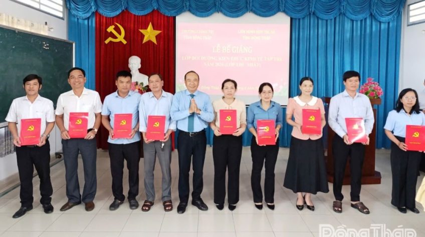 Bồi dưỡng, nâng cao kiến thức kinh tế tập thể cho cán bộ, công chức