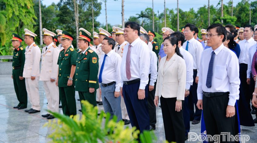 Lãnh đạo tỉnh Đồng Tháp viếng Nghĩa trang Liệt sĩ tỉnh