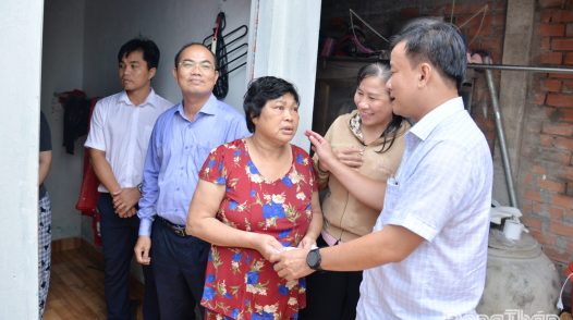 Phó Chủ tịch UBND tỉnh Nguyễn Phước Thiện thăm, tặng quà các hộ dân bị ảnh hưởng bởi dông lốc