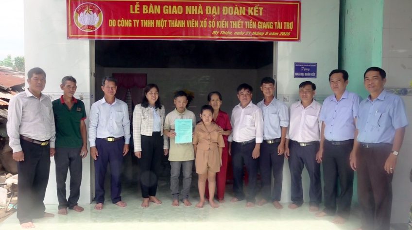 Xã Mỹ Thiện: 05 gia đình khó khăn được tặng nhà đại đoàn kết