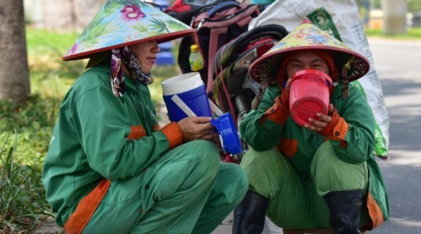 Nắng nóng, nên uống bao nhiêu nước mỗi ngày?