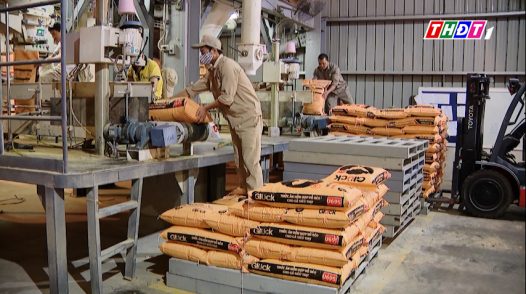 Chi phí vận chuyển tăng, giá thức ăn chăn nuôi leo thang