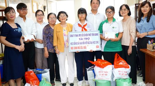 Đồng Tháp: Trao học bổng thường xuyên cho học sinh, sinh viên có hoàn cảnh khó khăn