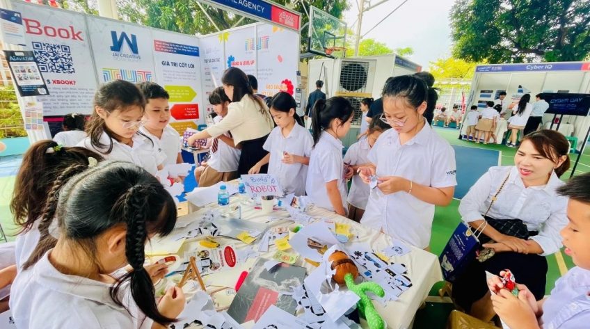 Nắng nóng, trẻ nghỉ hè “ôm” thiết bị điện tử cả ngày: Cha mẹ cần làm gì?