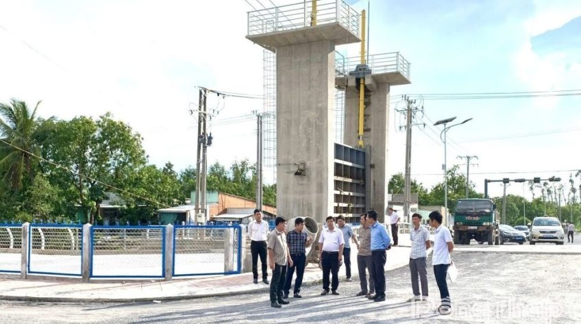 Khảo sát tiến độ thi công các gói thầu thuộc Dự án nâng cấp tuyến đê bao, kè chống sạt lở sông Tiền