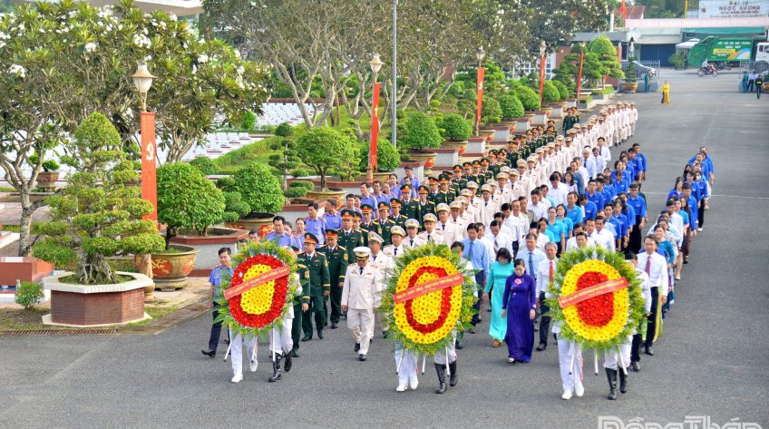 Lãnh đạo tỉnh Đồng Tháp dâng hoa, dâng hương tại Nghĩa trang liệt sĩ Tiền Giang