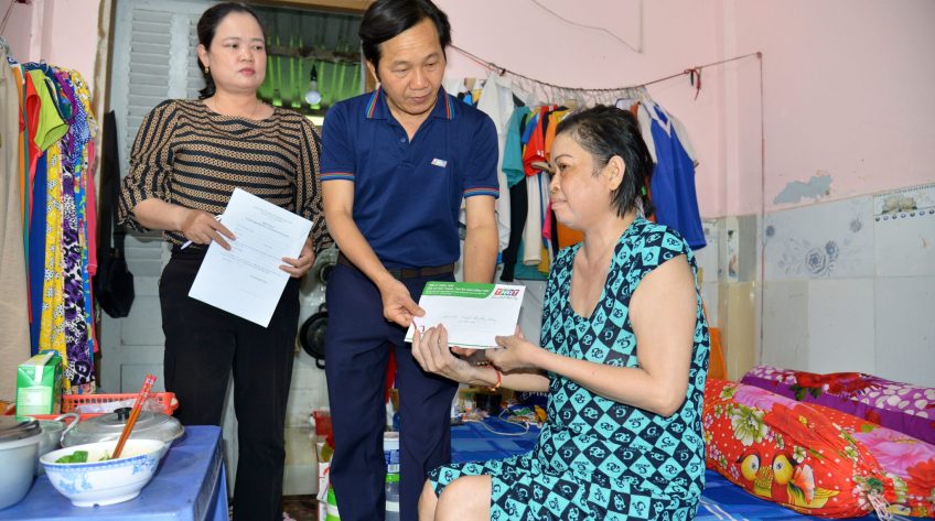 Trao hơn 75 triệu đồng của bạn đọc Báo Đồng Tháp hỗ trợ đến 3 hoàn cảnh khó khăn