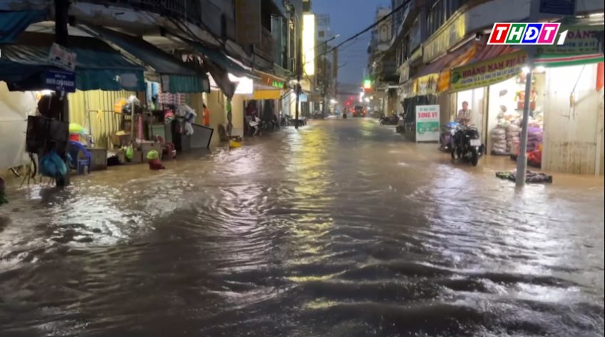 Đỉnh triều dâng cao Sa Đéc ngập nặng trong cơn mưa lớn
