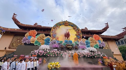Đại lễ Phật đản Phật lịch 2570: Làm cho cuộc sống tốt đẹp hơn bằng ngọn đèn từ bi
