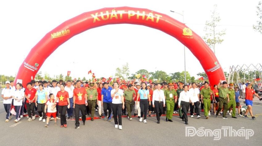 Đồng Tháp: Hơn 4.000 người tham gia đi bộ “Cùng Việt Nam tiến bước” năm 2026