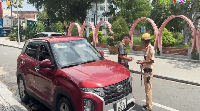 Đồng Tháp: Hai tài xế ô tô đi ngược chiều, mỗi người bị phạt 19 triệu đồng