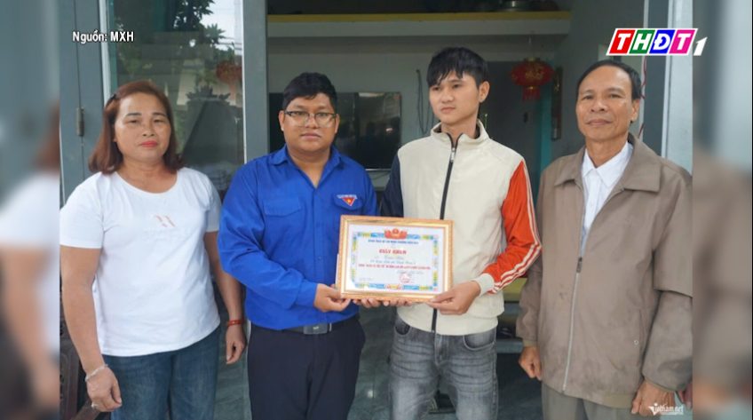 Nam thanh niên du dây xuống dòng lũ dữ, cứu người bị cuốn trôi