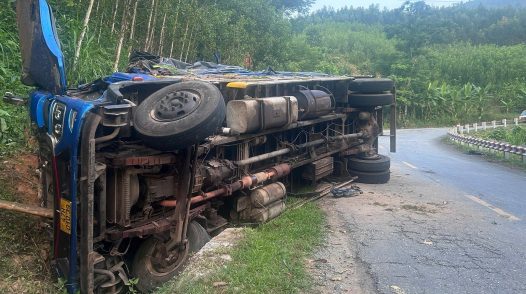 Xe tải đổ đèo đâm vách núi, 2 người tử vong