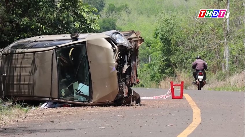 Đồng Nai lật xe ô tô khiến 2 bà cháu tử vong