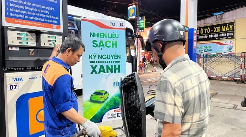 Giá xăng giảm mạnh gần 1.500 đồng/lít