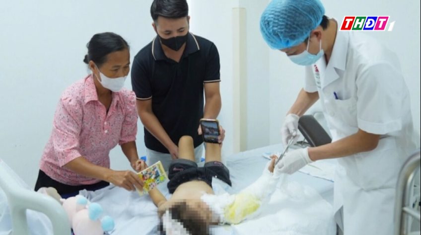 Bé 4 tuổi bị đứt rời cánh tay do áo chống nắng cuốn vào bánh xe