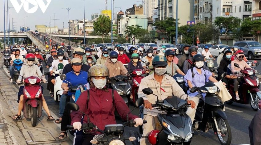 Người dân đổ về TP.HCM sau nghỉ lễ, giao thông ngày đầu đi làm đông đúc