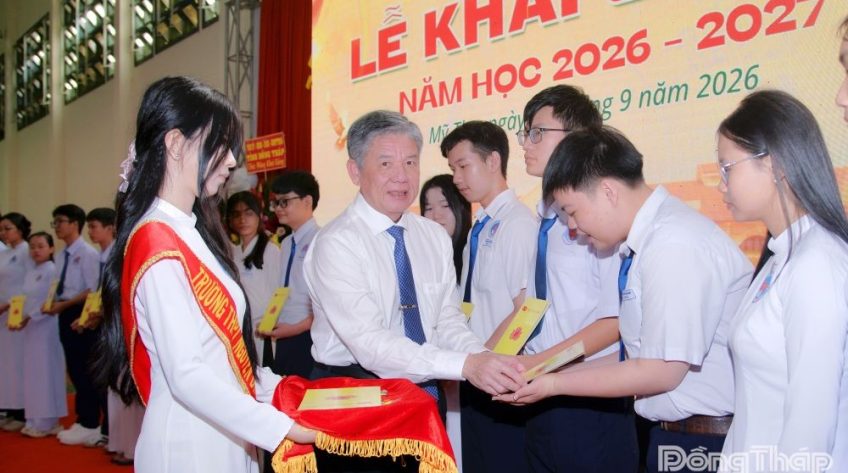 Bí thư Tỉnh ủy Ngô Chí Cường dự Lễ khai giảng năm học mới tại Trường THPT Nguyễn Đình Chiểu
