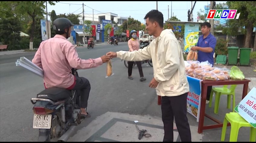 Trao suất ăn nghĩa tình cho người khó khăn