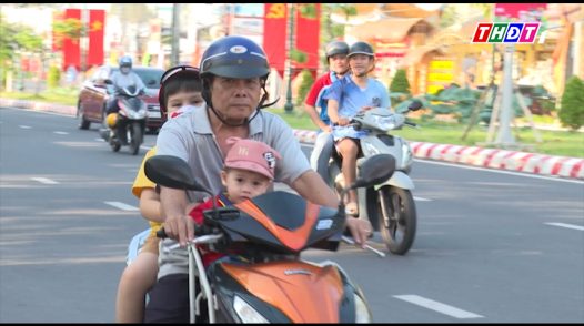 Vì sao trẻ trên 6 tuổi không được ngồi phía trước xe máy?