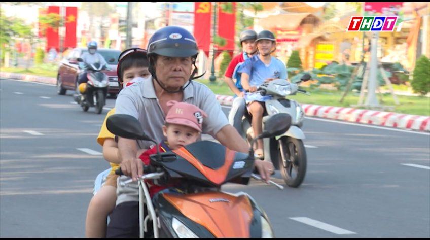 Vì sao trẻ trên 6 tuổi không được ngồi phía trước xe máy?