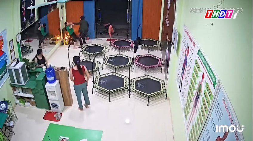 Cướp táo tợn xông vào phòng tập thể dục cướp dây chuyền