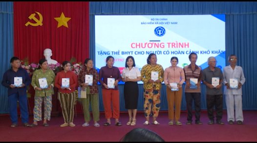 Đồng Tháp tặng 1.665 thẻ BHYT cho người dân có hoàn cnahr khó khăn